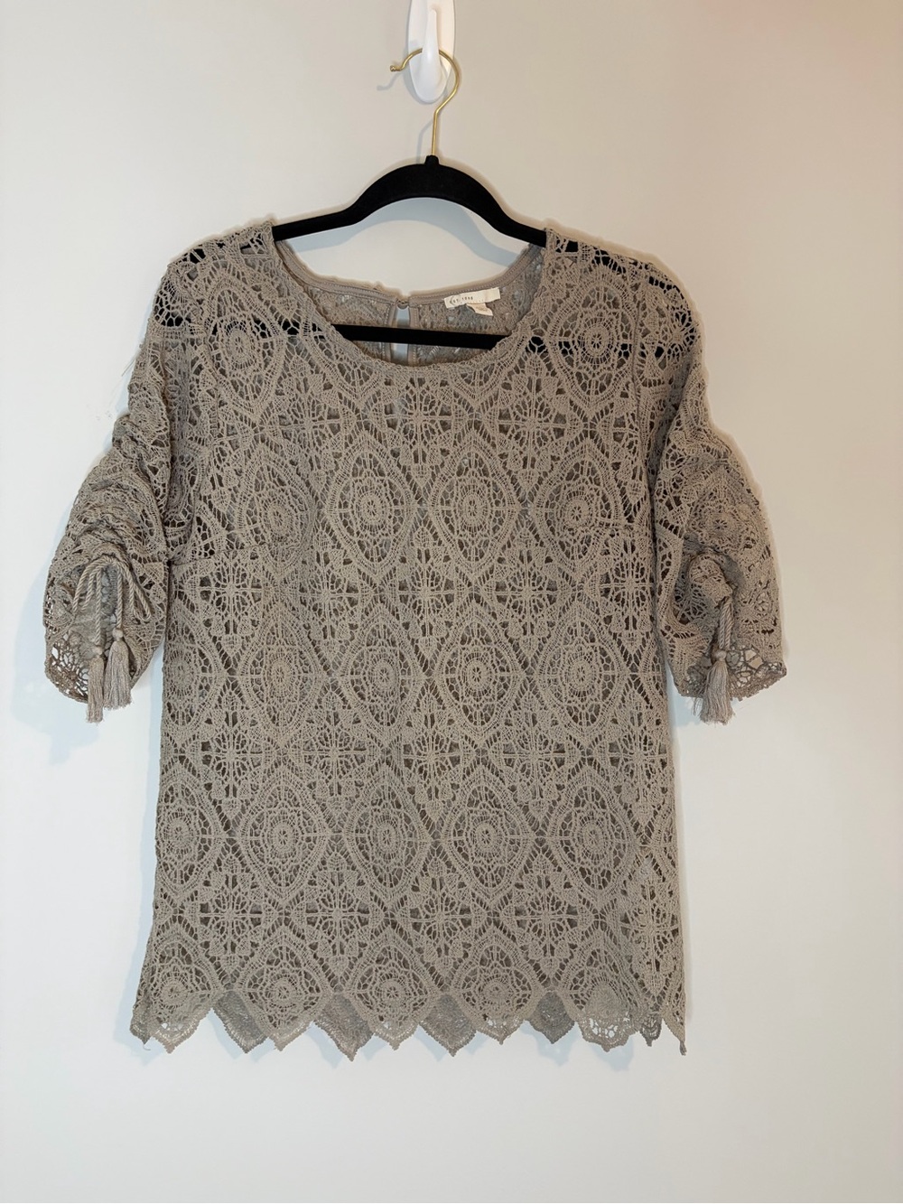 C est 1946 Boho Geometric Lace Floral tie sleeve Blouse in Taupe